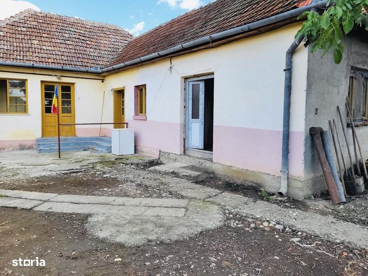 Casă cu 4 camere în Rontău