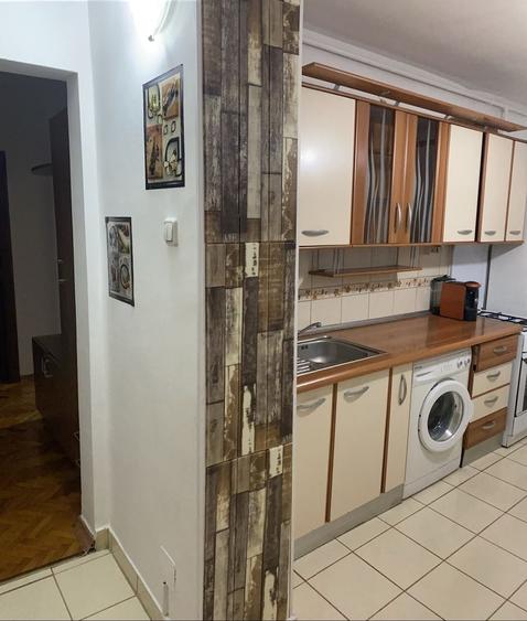 Apartament cu 3 camere decomandat în Pandurilor