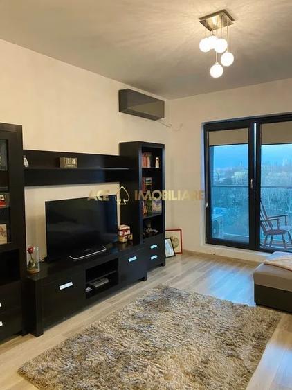 Apartament cu 2 camere semidecomandat, mobilat în Regie