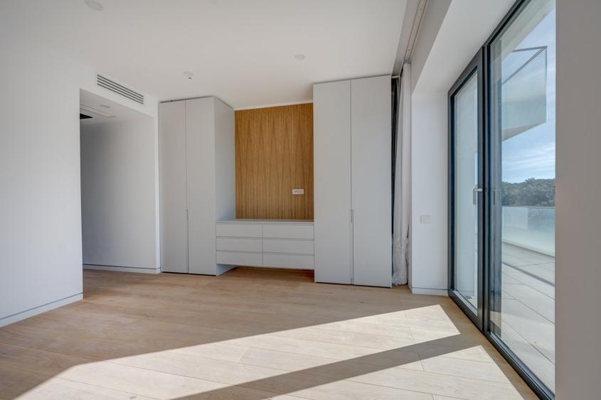 Apartament cu 4 camere semidecomandat în Băneasa