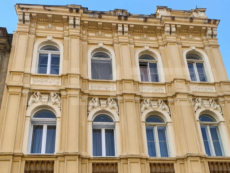 Apartament cu 4 camere decomandat în Central