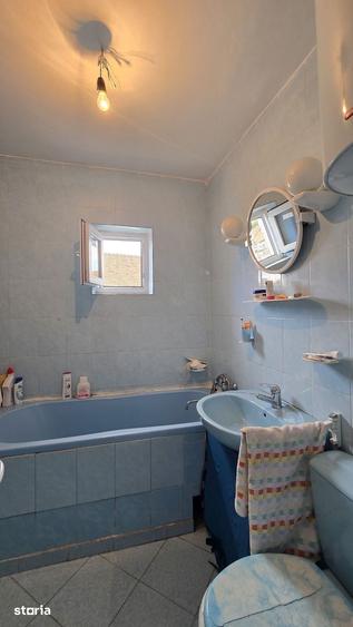 Apartament cu 3 camere decomandat în Vitrometan