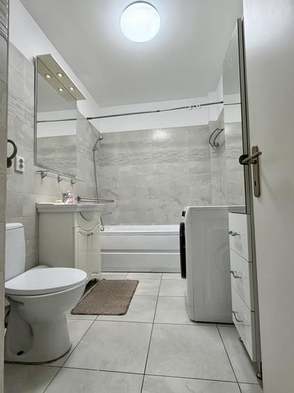 Apartament cu 4 camere semidecomandat, mobilat în Între Lacuri