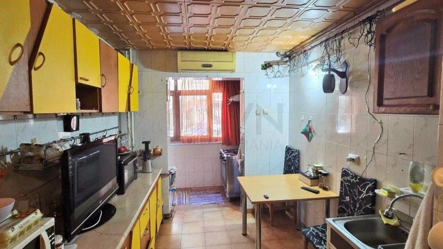 Apartament cu 4 camere semidecomandat în Crângași