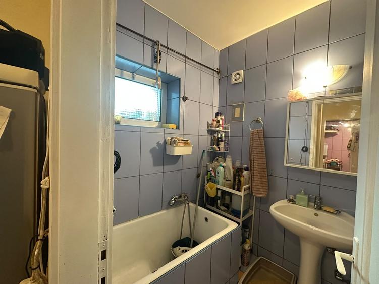 Apartament cu 3 camere semidecomandat în Bucureștii Noi