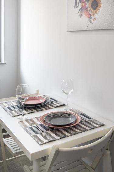 Apartament cu 2 camere semidecomandat, mobilat în Mihai Bravu