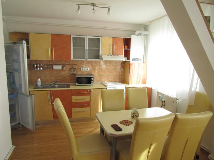 Apartament cu 3 camere semidecomandat, mobilat în Vasile Aaron