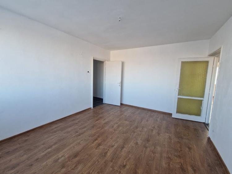 Apartament cu 3 camere semidecomandat în Bucur Obor