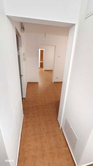 Apartament cu 4 camere semidecomandat în Turda
