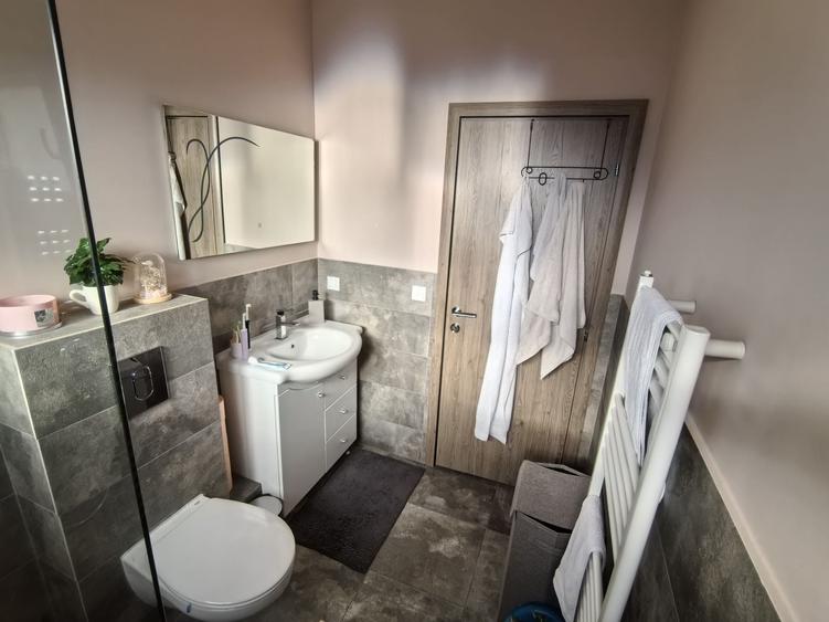 Apartament cu 4 camere decomandat în Florești
