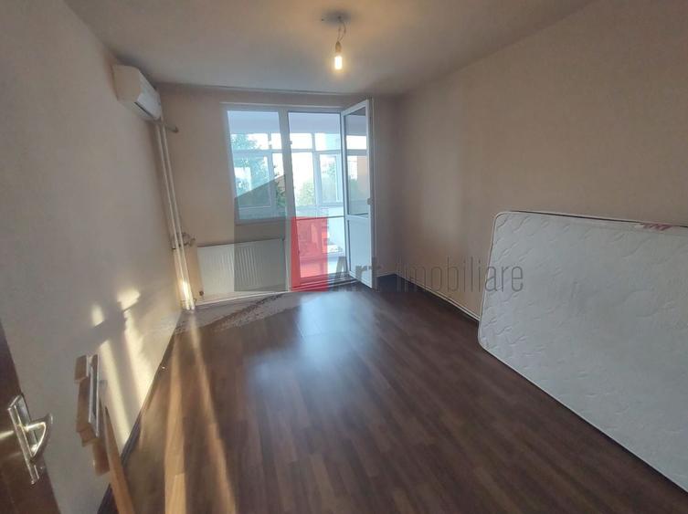 Apartament cu 3 camere semidecomandat în Alexandru Obregia