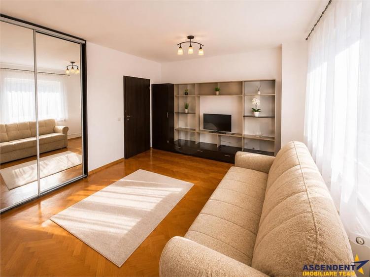Apartament cu 3 camere semidecomandat în Centrul Civic