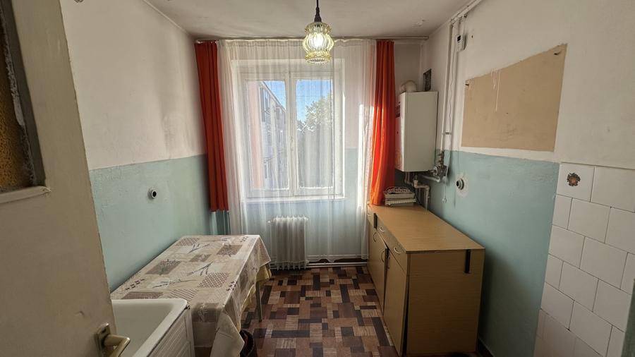 Apartament cu 3 camere semidecomandat în Craiovei