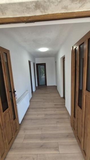 Casă cu 9 camere cu Canalizare în Central