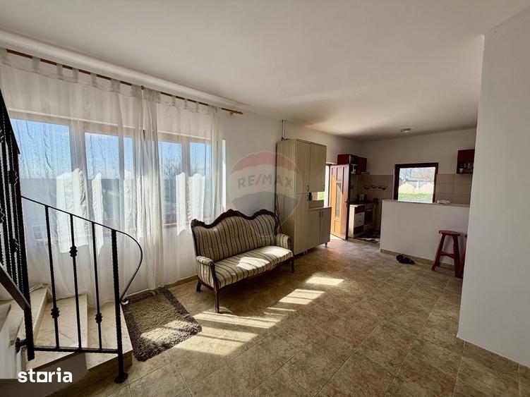 Casă cu 5 camere cu Teren 3400 Mp în Garoafa