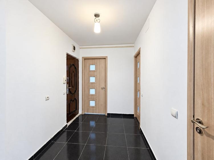 Apartament cu 3 camere semidecomandat în Micro 19