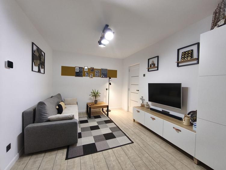 Apartament cu 4 camere semidecomandat în Central