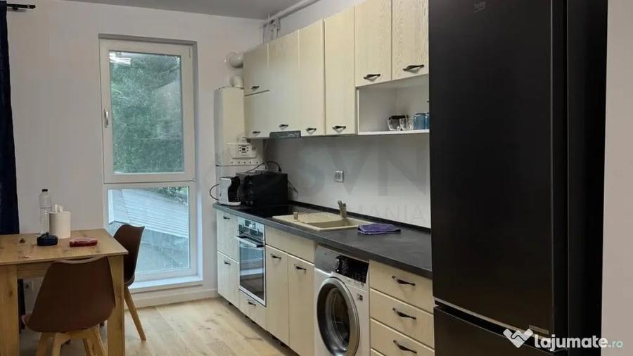 Apartament cu 3 camere semidecomandat în Crângași