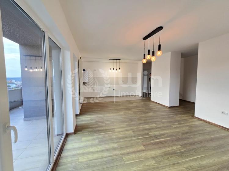 Penthouse cu 3 camere semidecomandat în Bună Ziua
