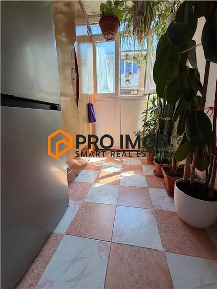 Apartament cu 4 camere semidecomandat, mobilat în Micro 5