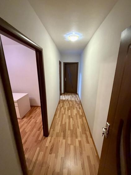 Apartament cu 3 camere semidecomandat în Berceni