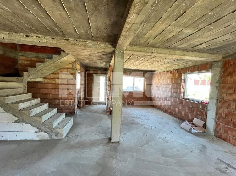 Duplex cu 4 camere cu Canalizare în Lisaura
