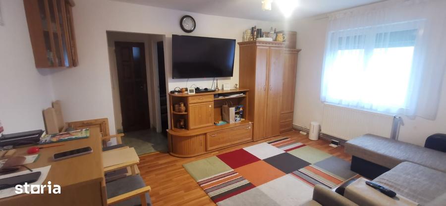Apartament cu 3 camere semidecomandat în Micro 14