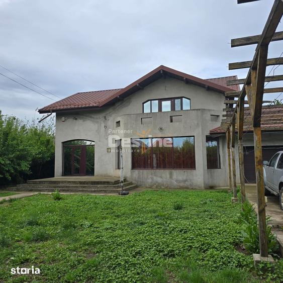 Casă cu 6 camere cu Canalizare în Perișoru