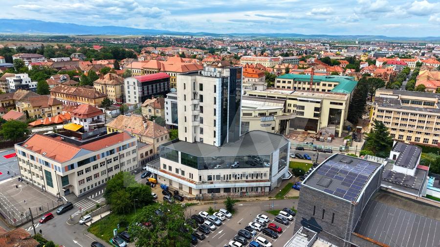 Birou, de 1,500 mp, în Central