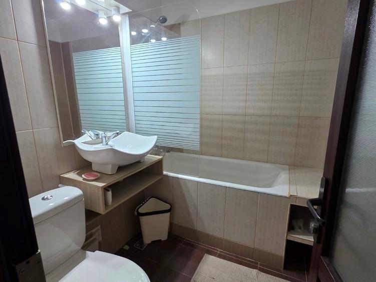 Apartament cu 3 camere semidecomandat în Berceni