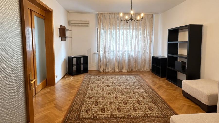 Apartament cu 3 camere decomandat în Victoriei