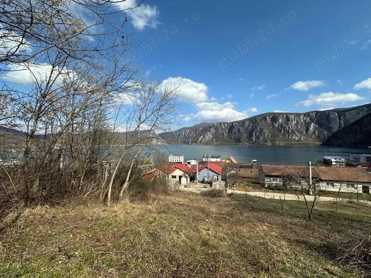 Teren de 387 mp, în Dubova