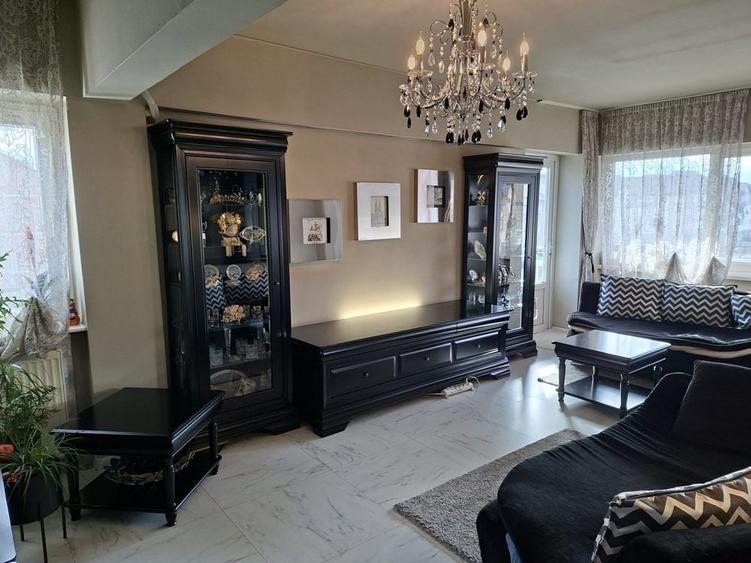 Apartament cu 3 camere decomandat în Petros