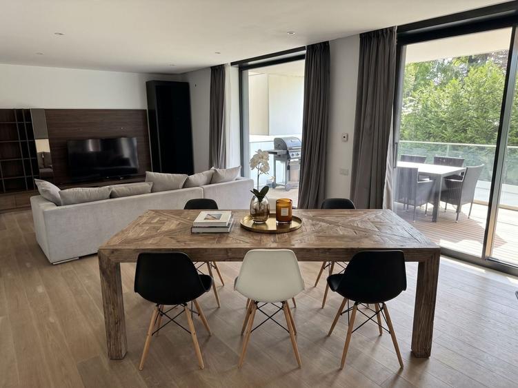 Apartament cu 4 camere semidecomandat, mobilat în Primăverii