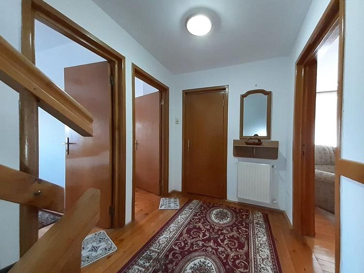 Casă individuală cu 5 camere decomandat cu Canalizare în Brașovul Vechi
