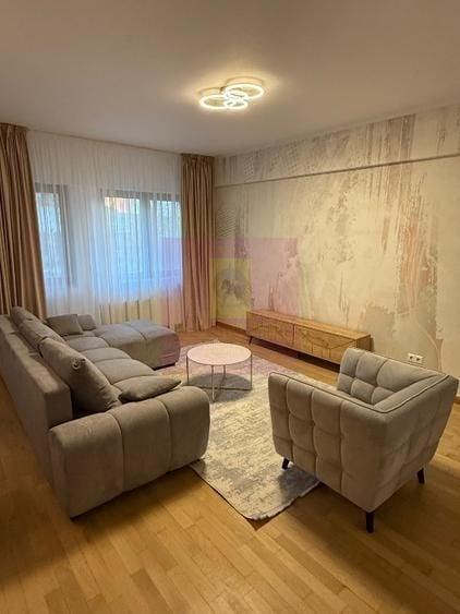 Apartament cu 4 camere decomandat în Herăstrău