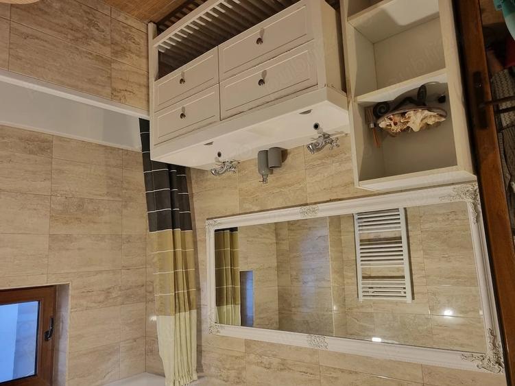 Apartament cu 3 camere semidecomandat în Palazu Mare