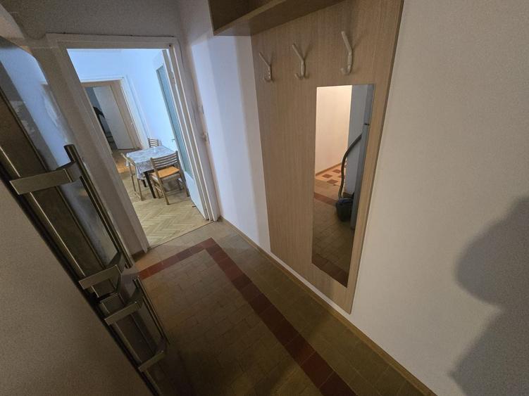 Apartament cu 3 camere semidecomandat, mobilat în Girocului