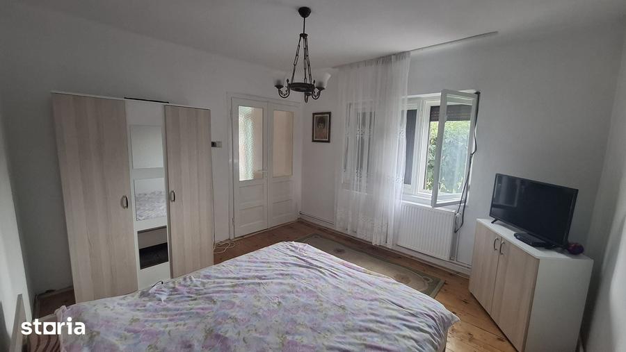 Casă cu 5 camere cu Teren 1088 Mp în Central