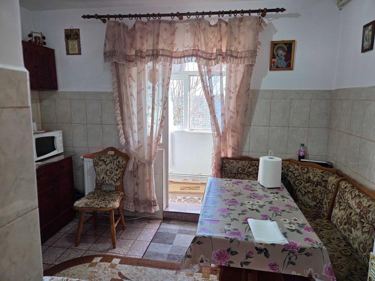 Apartament cu 3 camere decomandat, mobilat în Exterior Vest