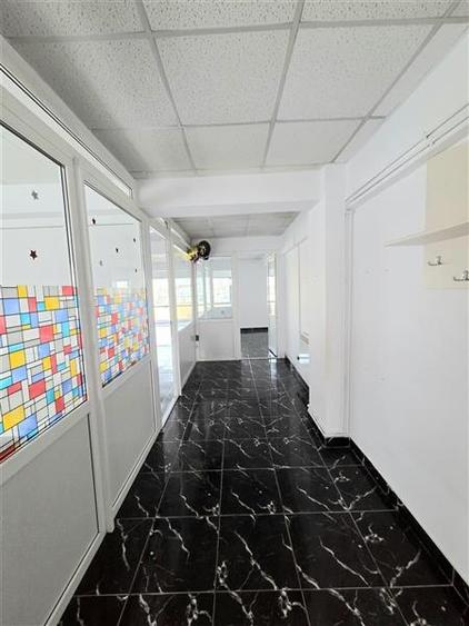 Spațiu comercial, de 100.30000305176 mp, în Capitol