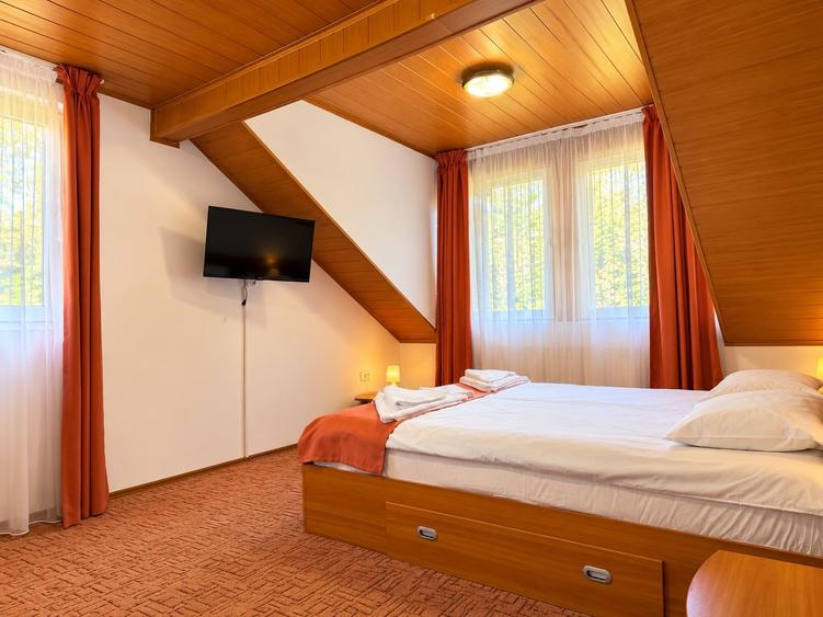 Casă individuală cu 11 camere cu Canalizare în Breaza