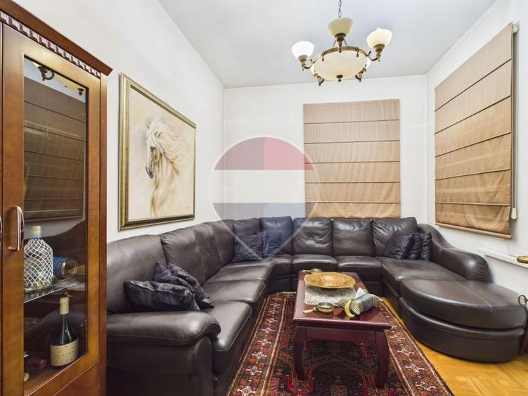 Casă individuală cu 9 camere cu Teren 642 Mp în Periferie