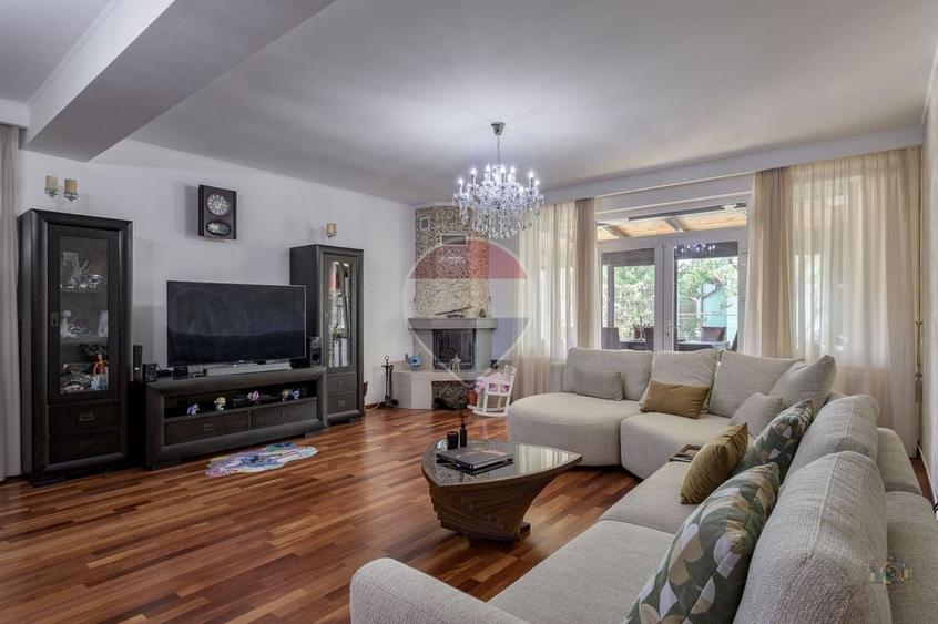 Casă individuală cu 6 camere cu Teren 492 Mp în Exterior Est