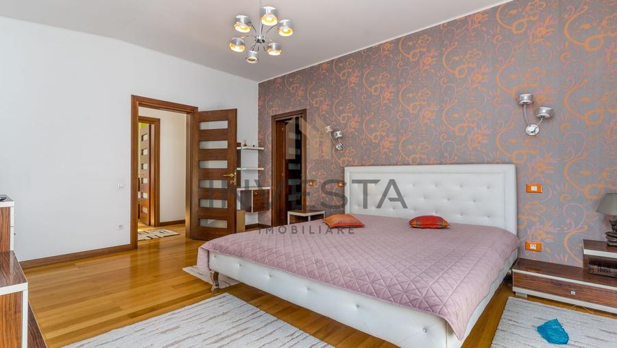 Casă individuală cu 6 camere cu Canalizare în Central