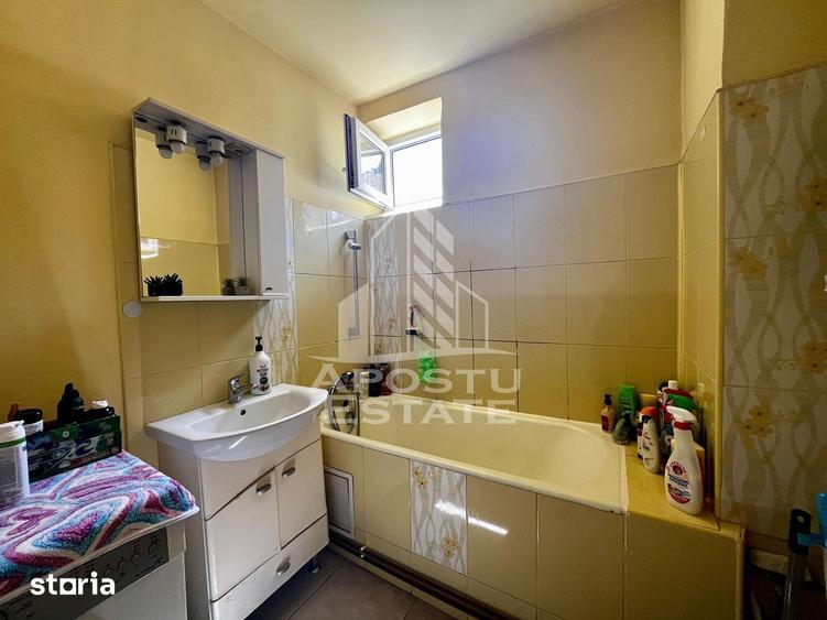 Apartament cu 4 camere semidecomandat, mobilat în Take Ionescu
