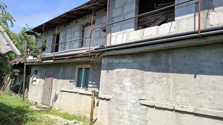 Vand casa parter si etaj, teren aferent aprox. 2300 mp