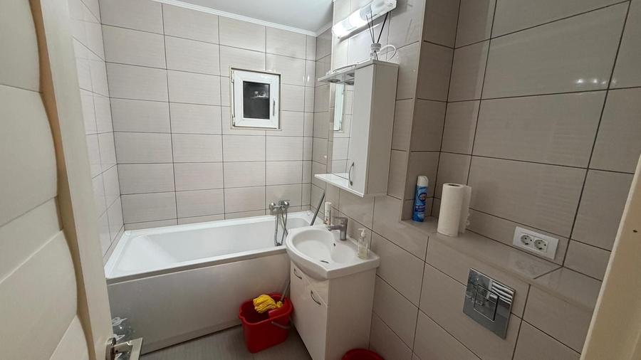 Apartament cu 3 camere decomandat, mobilat în Dacia