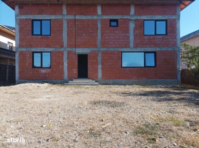 Casă cu 4 camere decomandat în Ghioșești