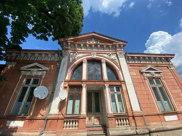Casă individuală cu 8 camere cu Canalizare în Calea Călărașilor